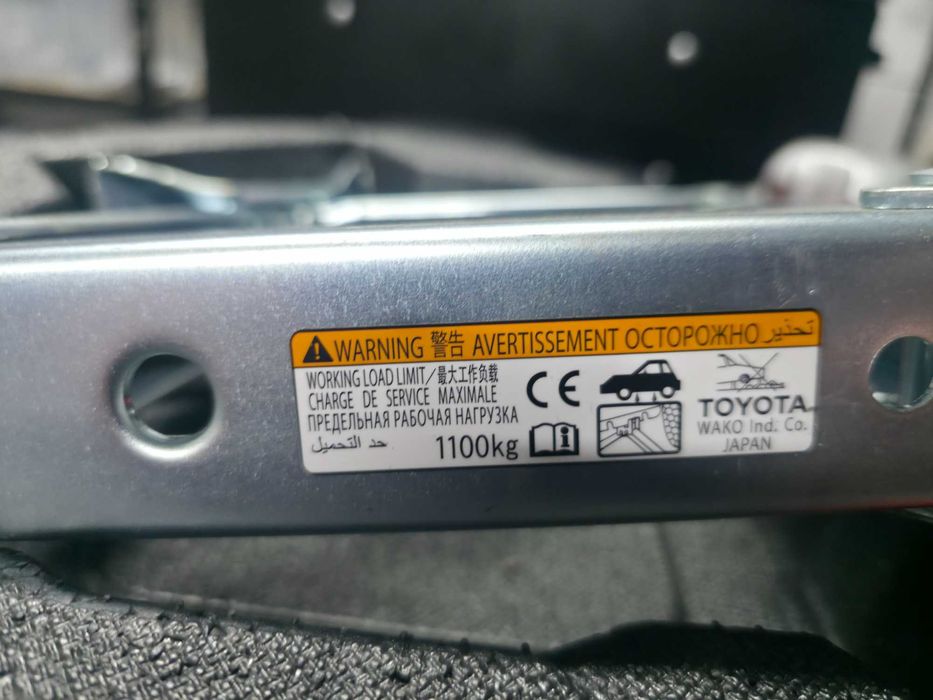 KIT CRIC AUTO OEM Toyota RAV 4 Hybrid - NOU - COD 64779-42030