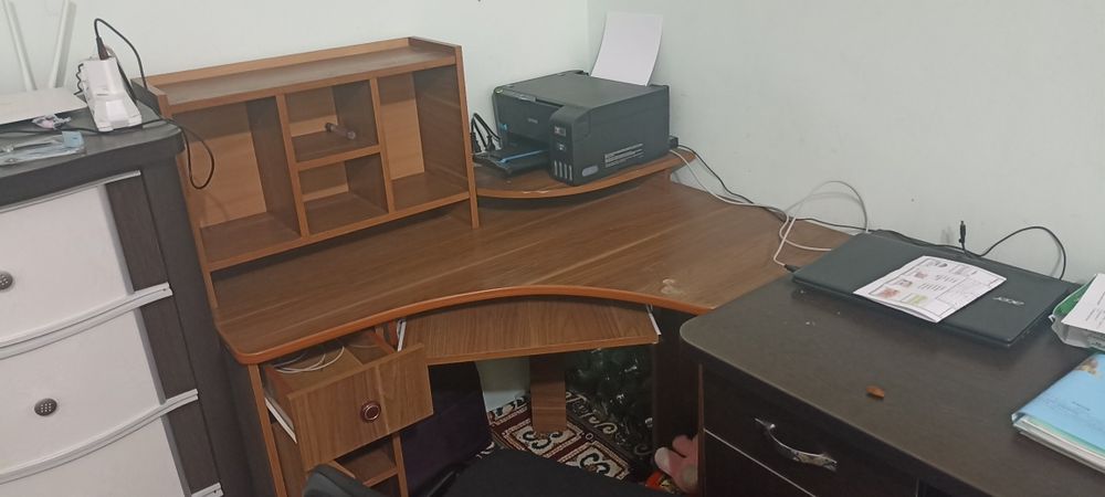 Компьютерный подставка сотилади стули билан 50 $ келишилади тел: 94250