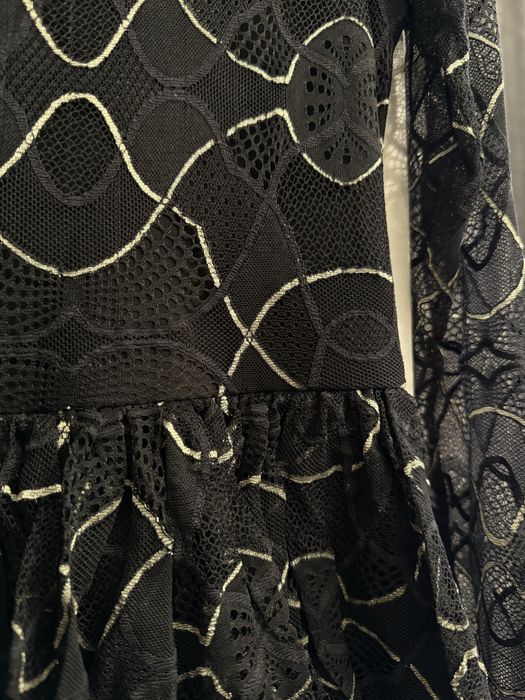 Черна рокля Junona със златни детайли