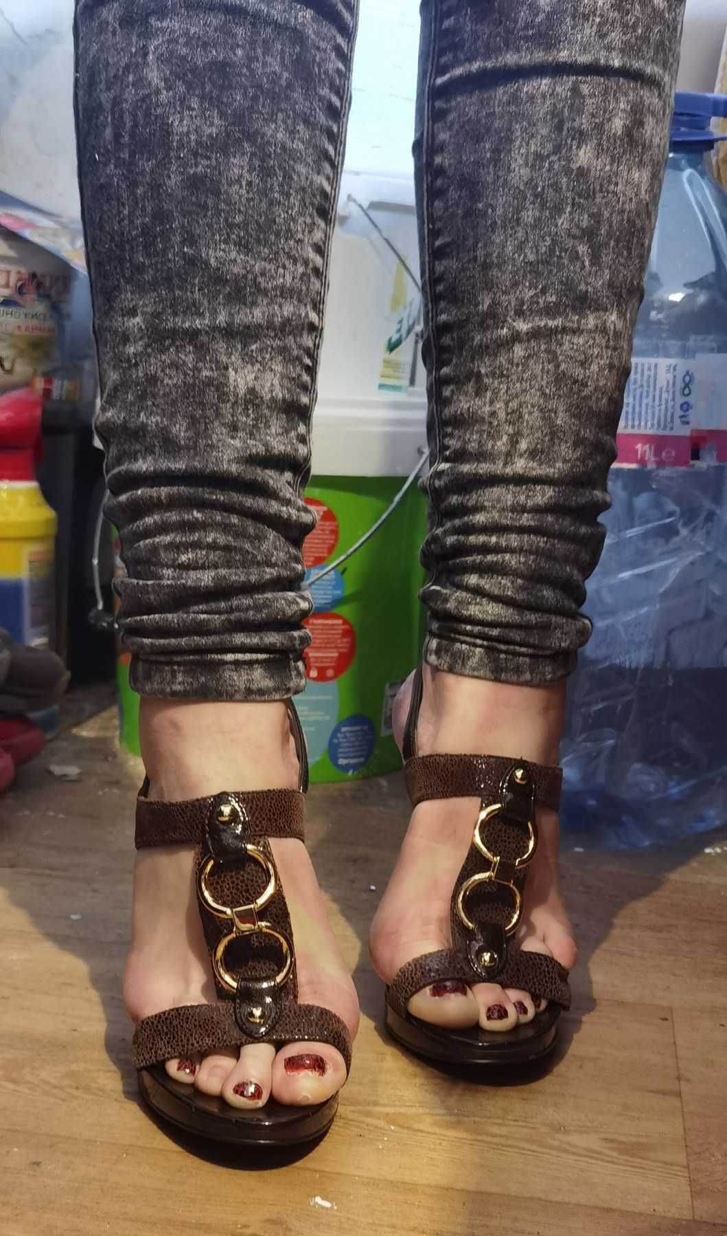 Продавам дамски сандали Guess