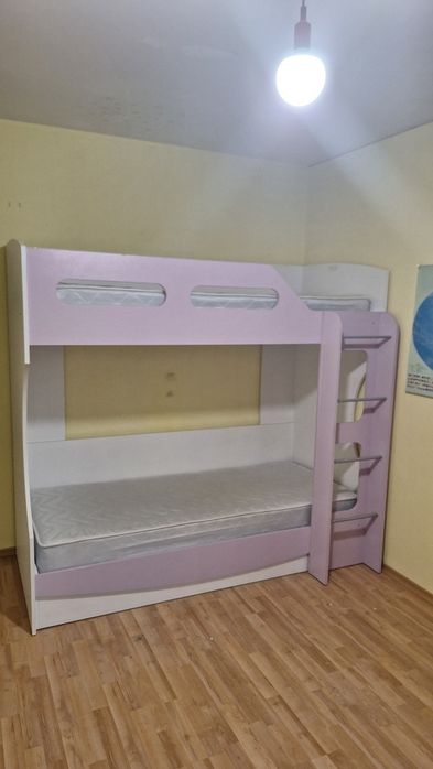 Двуетажно легло с матраци