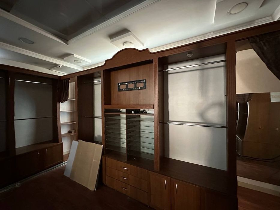 Kiyim dokoni uchun Mebel  b/u