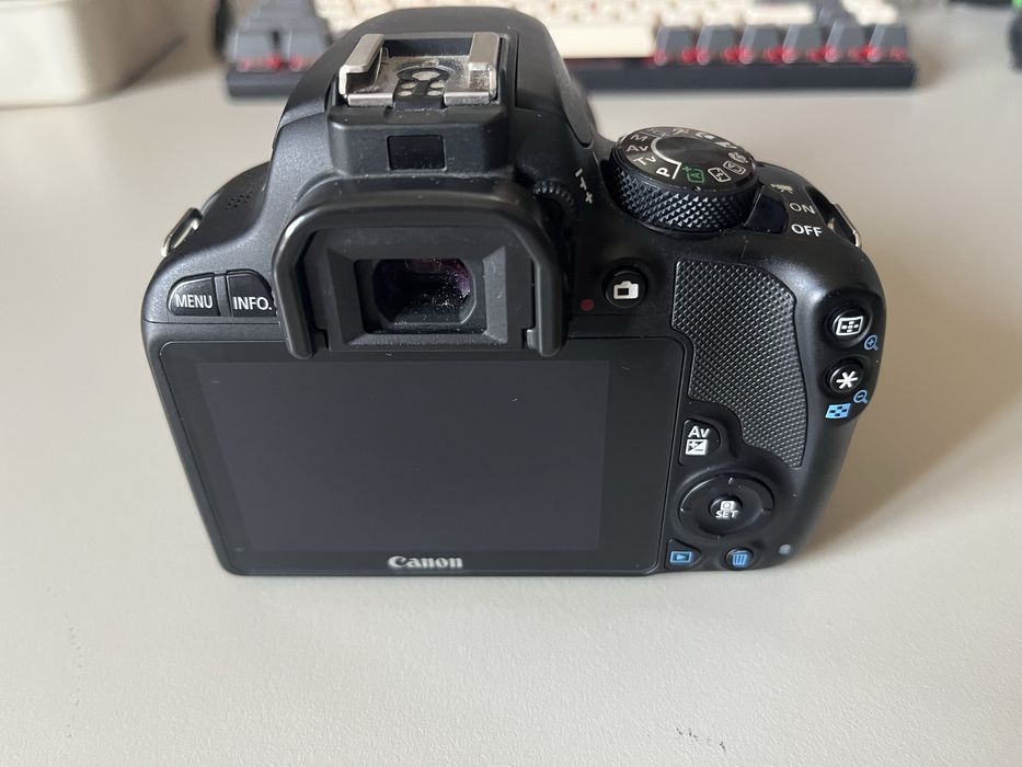 Canon 100D + obiectiv 18-55mm