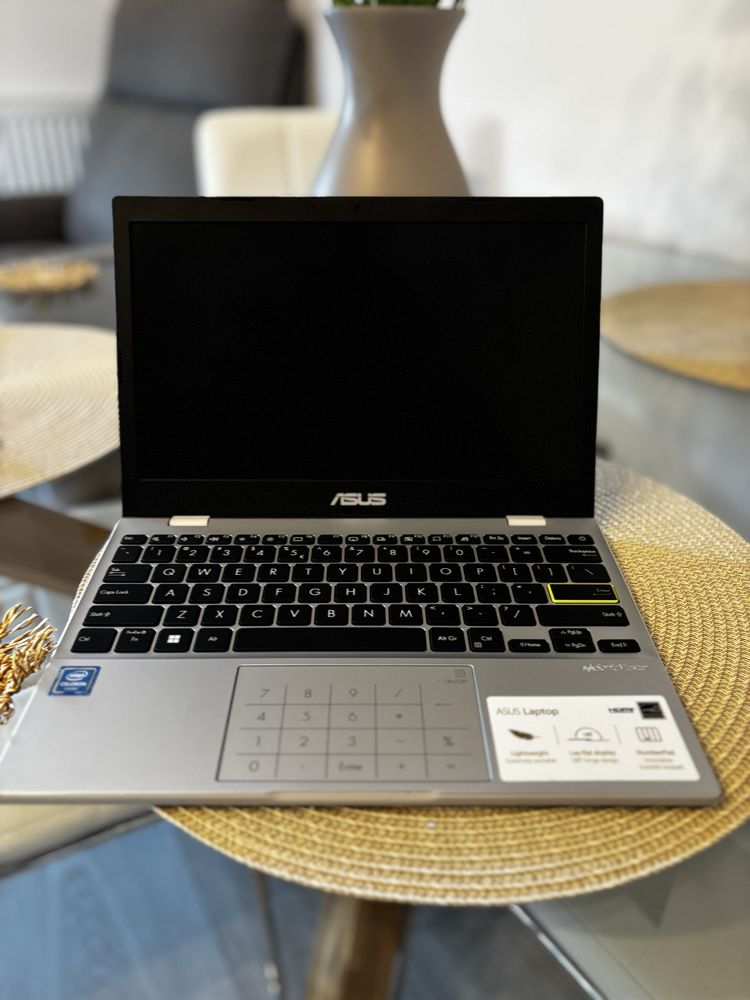 Vand laptop asus e210m in stare perfecta