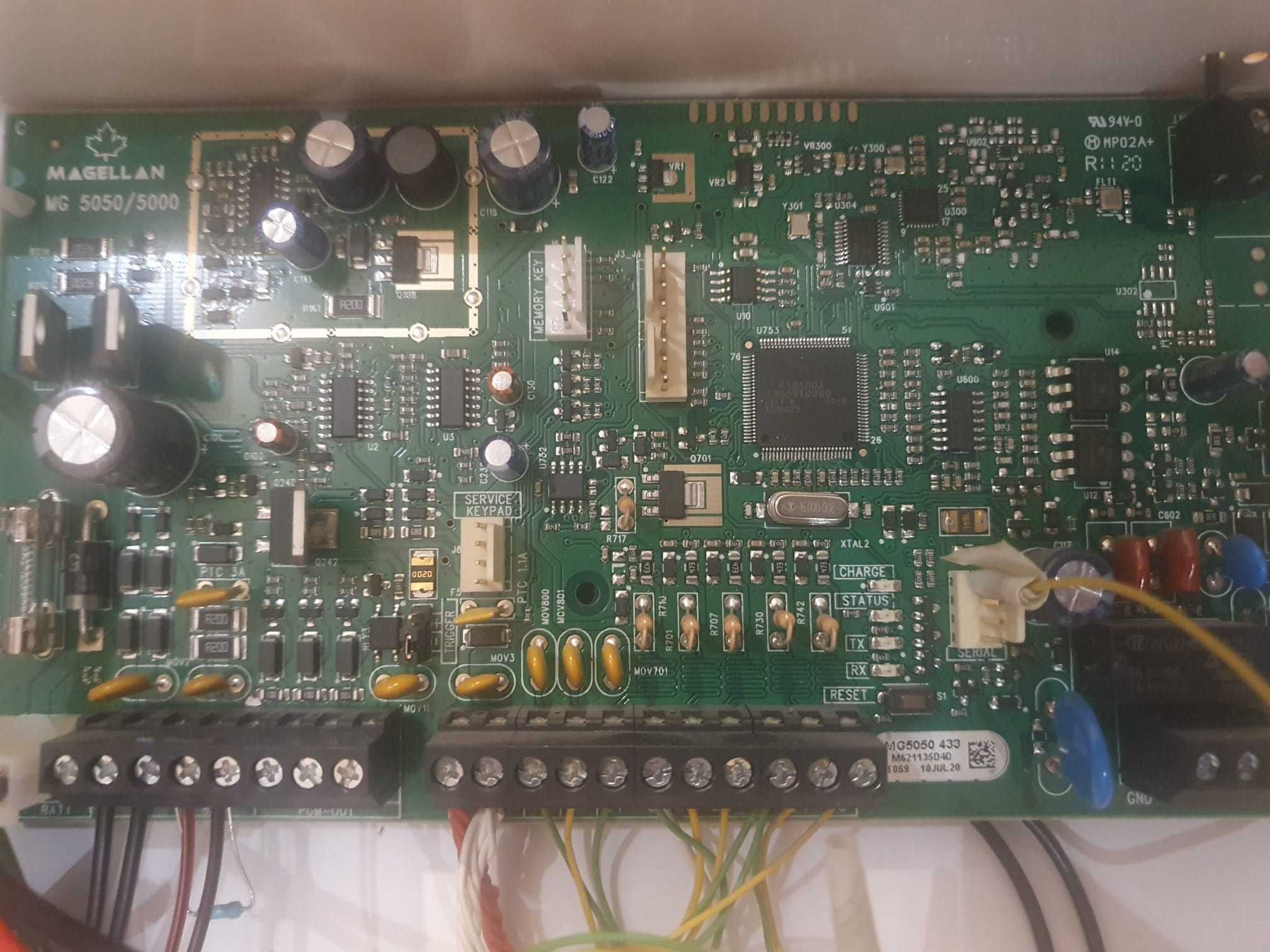 KIT complet Alarma Paradox Magellan cu comunicator GPRS, senzori, etc