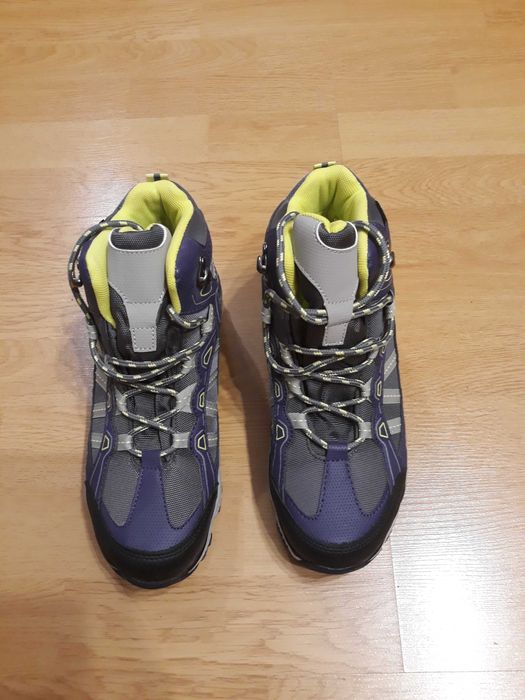 Продавам туристически обувки