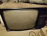 Eski televizor rangli plata qoʻyilgan ishledi