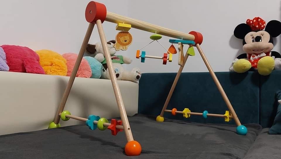 Centru de activitati,Baby Gym, cu jucarii din lemn.