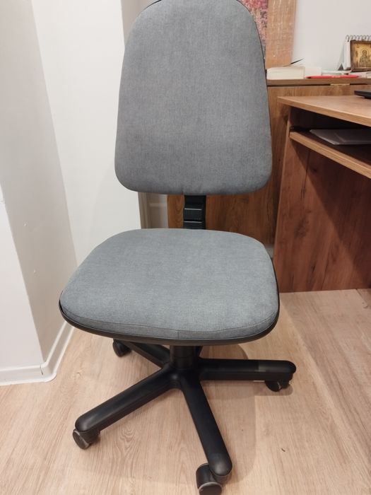 Vând scaun de birou stofa gri