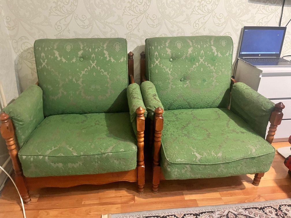 Продам диван  и кресло деревянный  в состоянии б/у.в хорошем состоянии