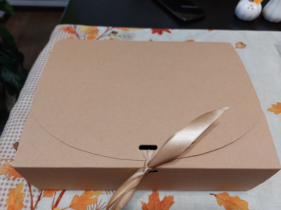 Кутия с тематика от книгата "Кафене "Пъмпкин спайс"