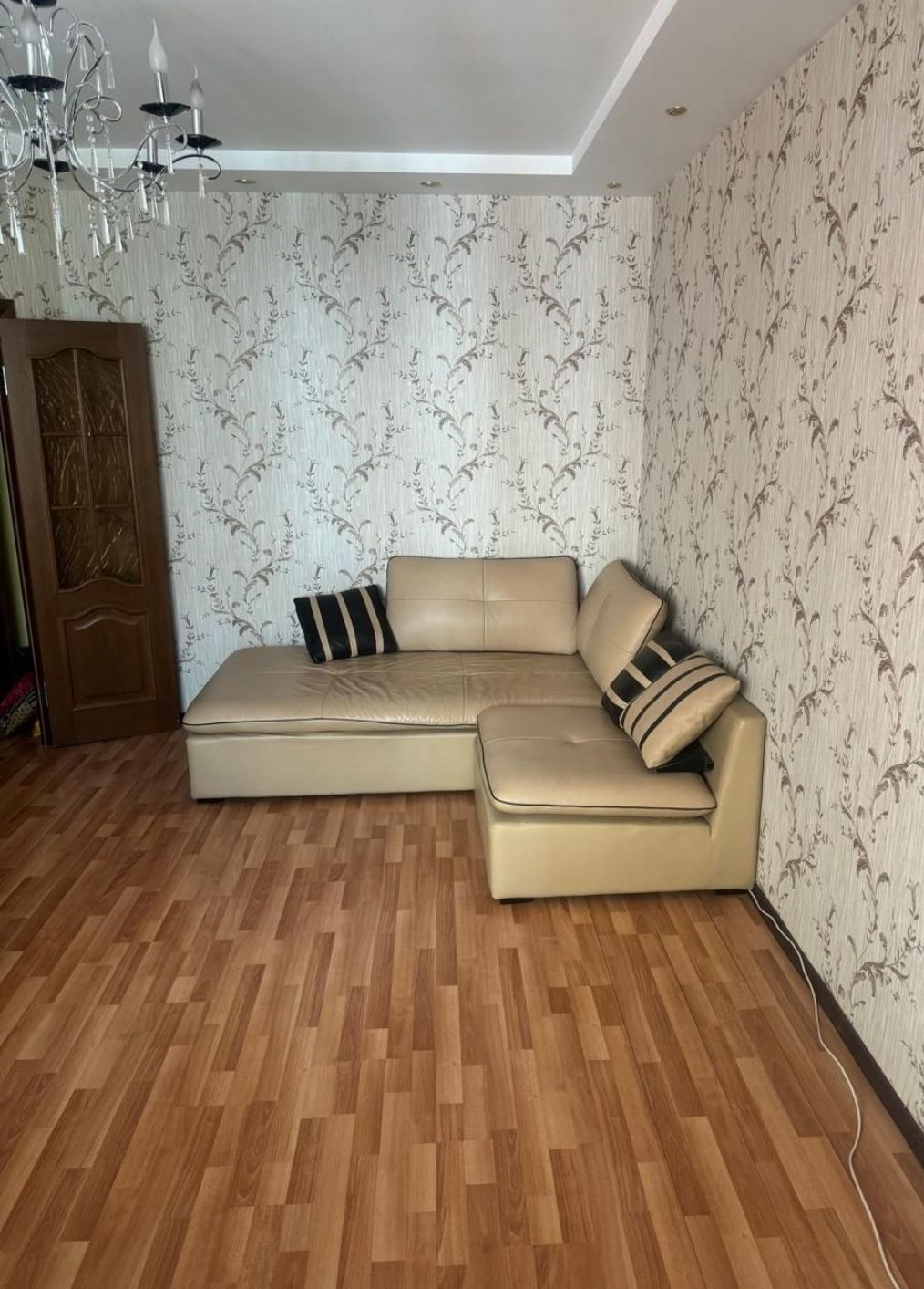 Два кожаных дивана и кресла