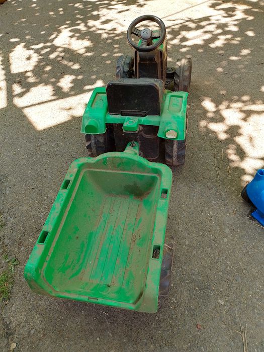 De vânzare, tractor cu remorca , cu pedale, jucăria ideala pentru copi