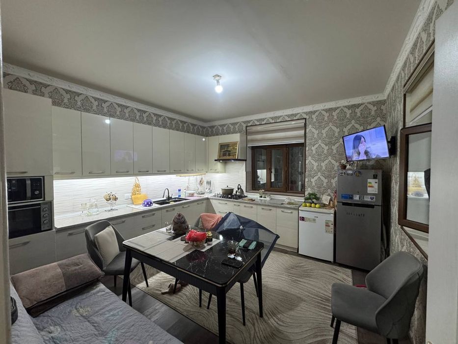 Продаётся 2х этажный дом. Янгиабад. Дом 3 года назад строили. 2 сотки