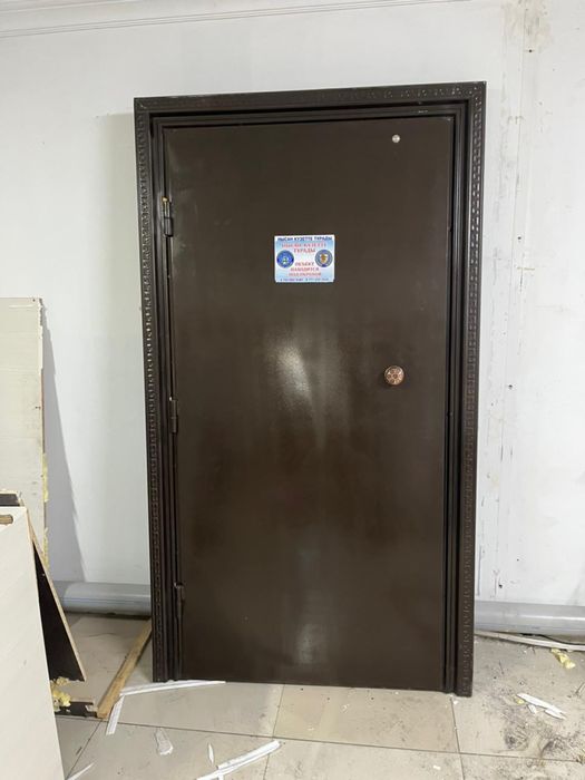 Металлические выходные двери в хорошем состоянии