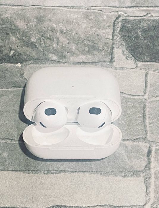 Модель: Air Pods 3
Состояние: среднее
Комплектация: отсутствует 

ID: