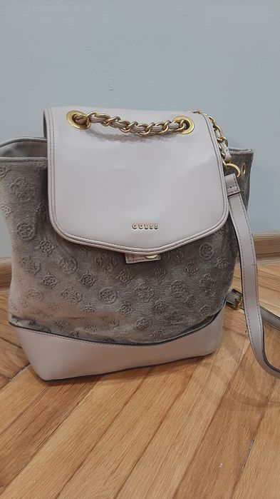 Оригинална раничка на Guess