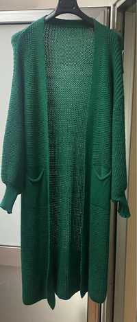 Дълга дамска зелена плетена жилетка