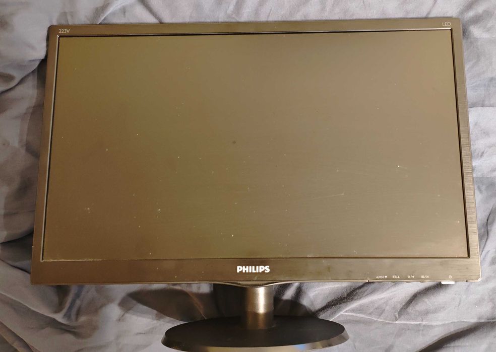 Продавам HD монитор Philips 223V5L