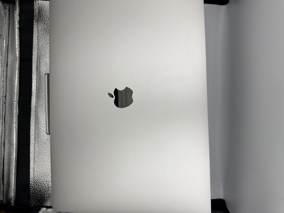 MacBook Pro 15” 2018, i7 6 core, 512GB SSD, Radeon 560X 4 GB, 16 GB DD