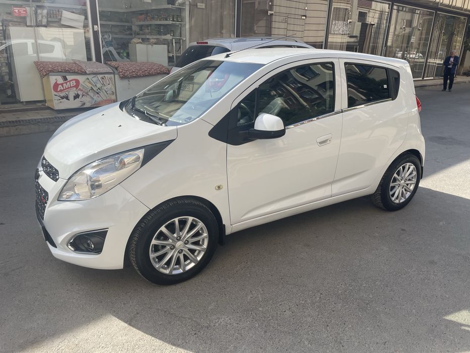 Chevrolet spark beliy