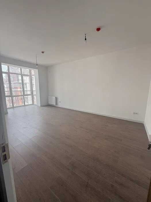 С новым ремонтом в Greenwich 93m2 НИзкая цена клубный дом!`