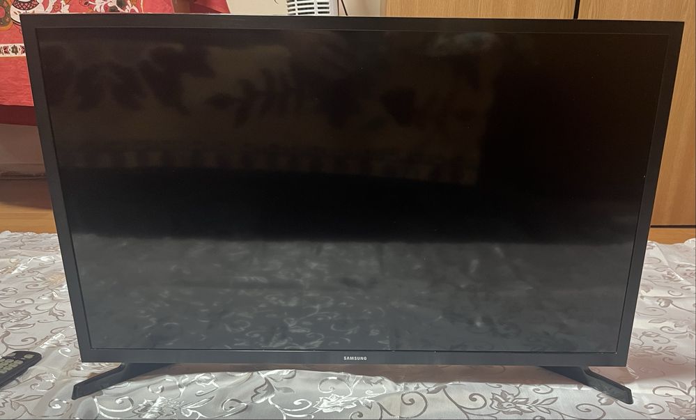 Televizor LED Smart Samsung 80 cm, HD, cu telecomandă originală