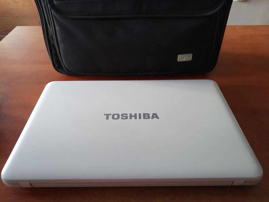 Лаптоп TOSHIBA плюс подарък чанта