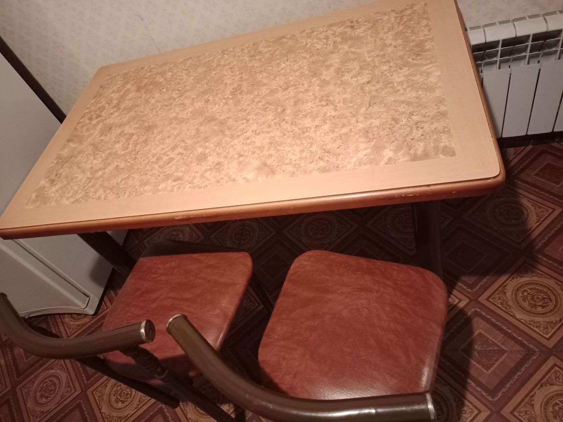Продам стол письменно компьютерный и стол для гостиной