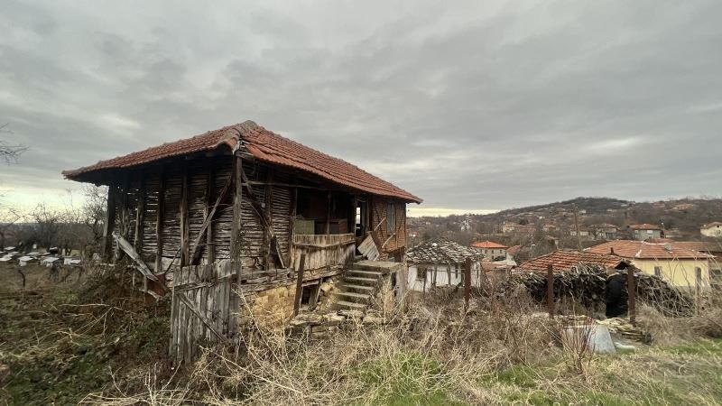 Къща в Ловеч, област-с.Пресяка площ 70 цена 35000