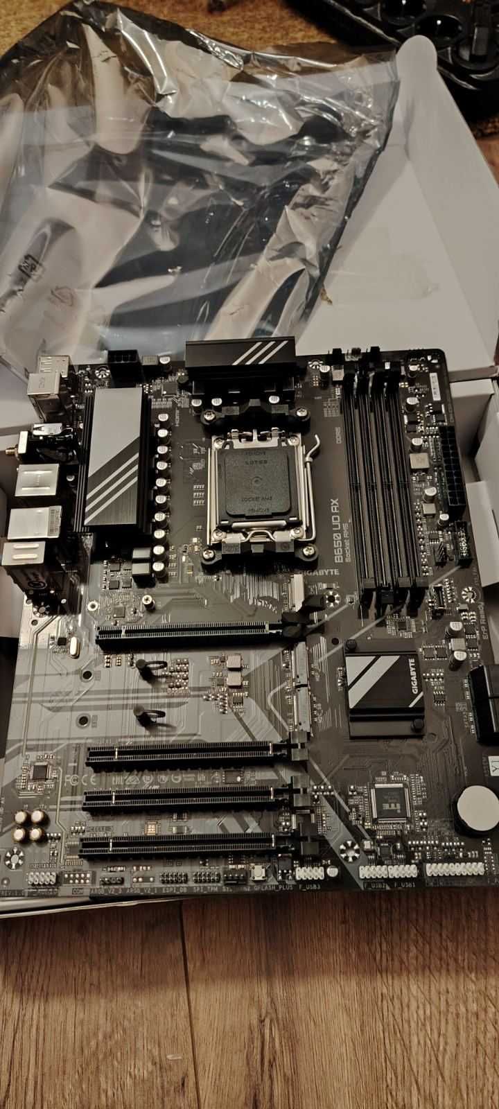 НОВИ ! GIGABYTE B650 UD AX WIFI + RYZEN 5 7600 6-Core 5.1GHz AM5