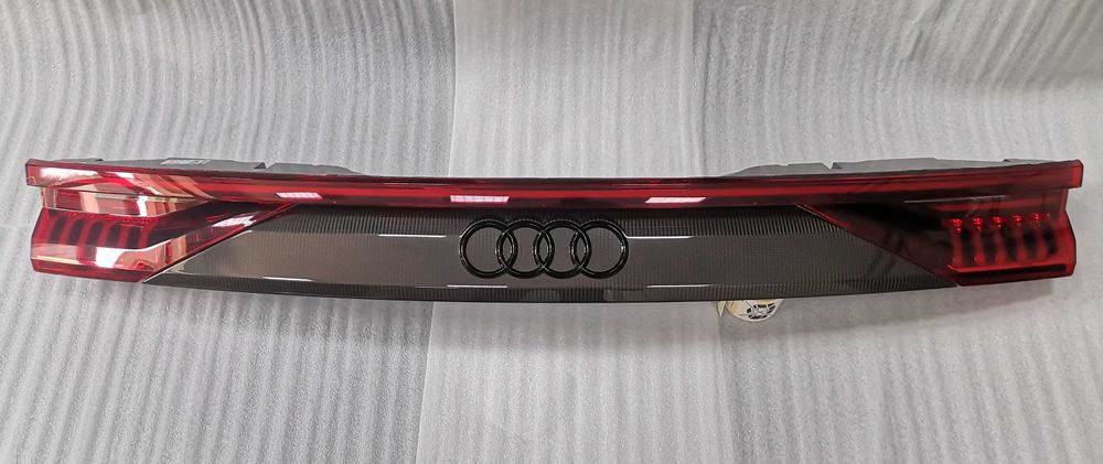 4M8945095AB Нов Carbon Централен Стоп Audi Q8 SQ8 RSQ8