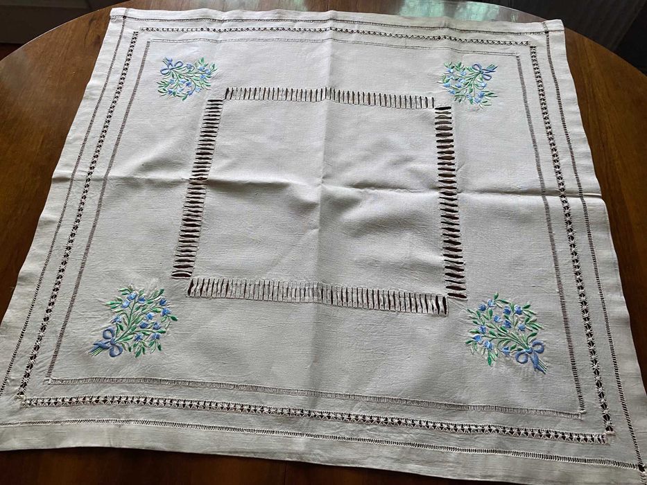 Față de masă mică din in cu broderie - vintage