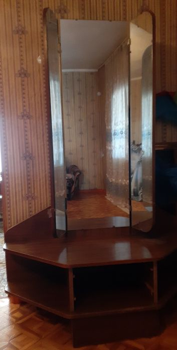 Продам Зеркало Трюмо