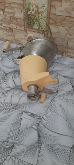 Продаётся ручная соковыжималка.