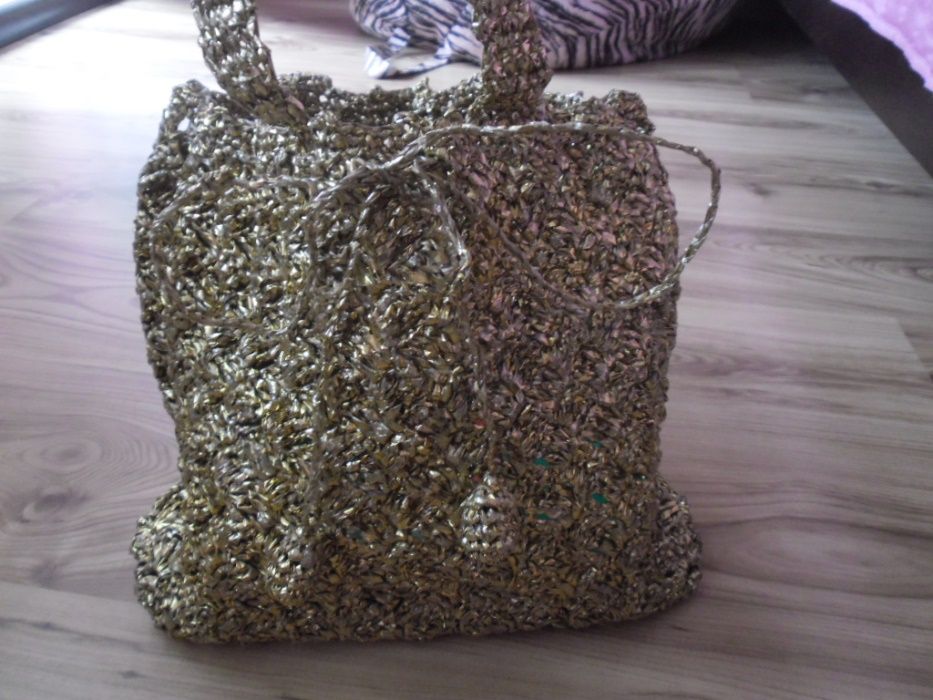 плетена златиста чанта торба