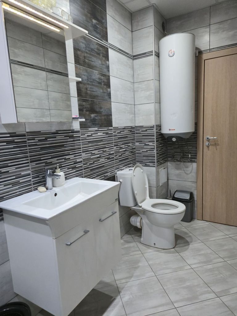 Дава се под наем Тристаен апартамент в Асеновград - 97 кв.м за 357 € - Снимка #4