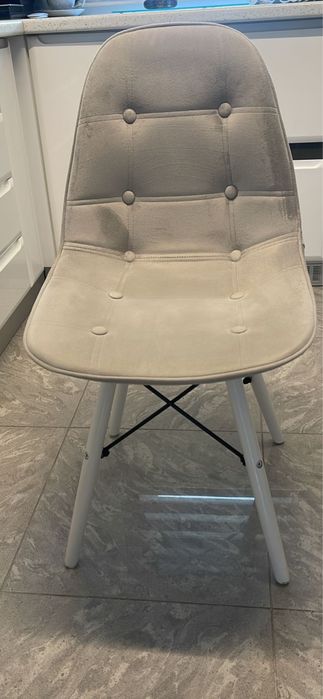 Vând 4 scaune impecabile