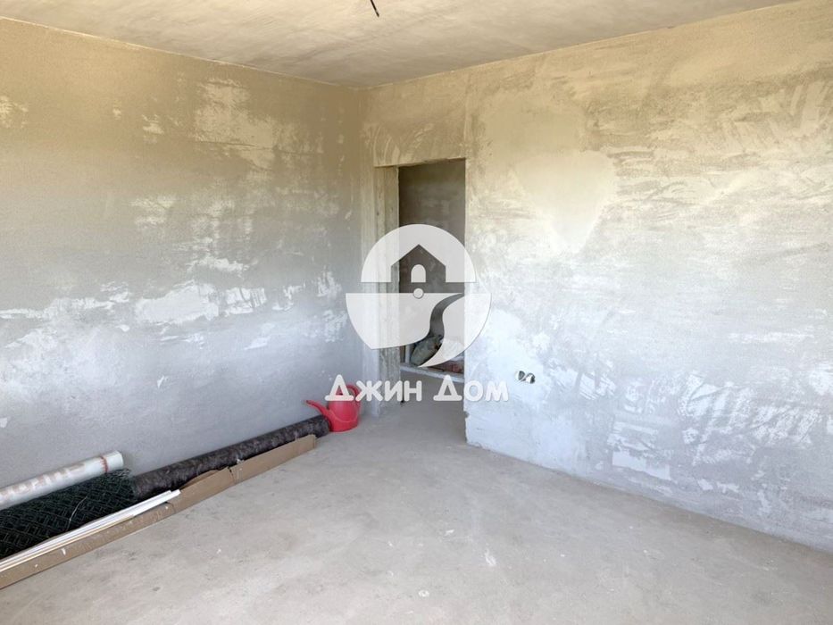 Просторна самостоятелна едноетажна къща в с. Черни връх