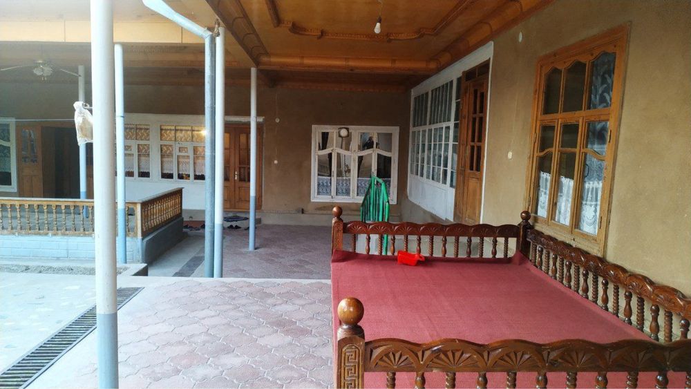 Srocha sotiladi 6 soʻtik Parkent sentrda