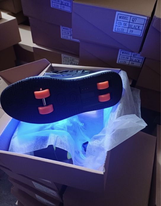 Светещи маратонки с колелца