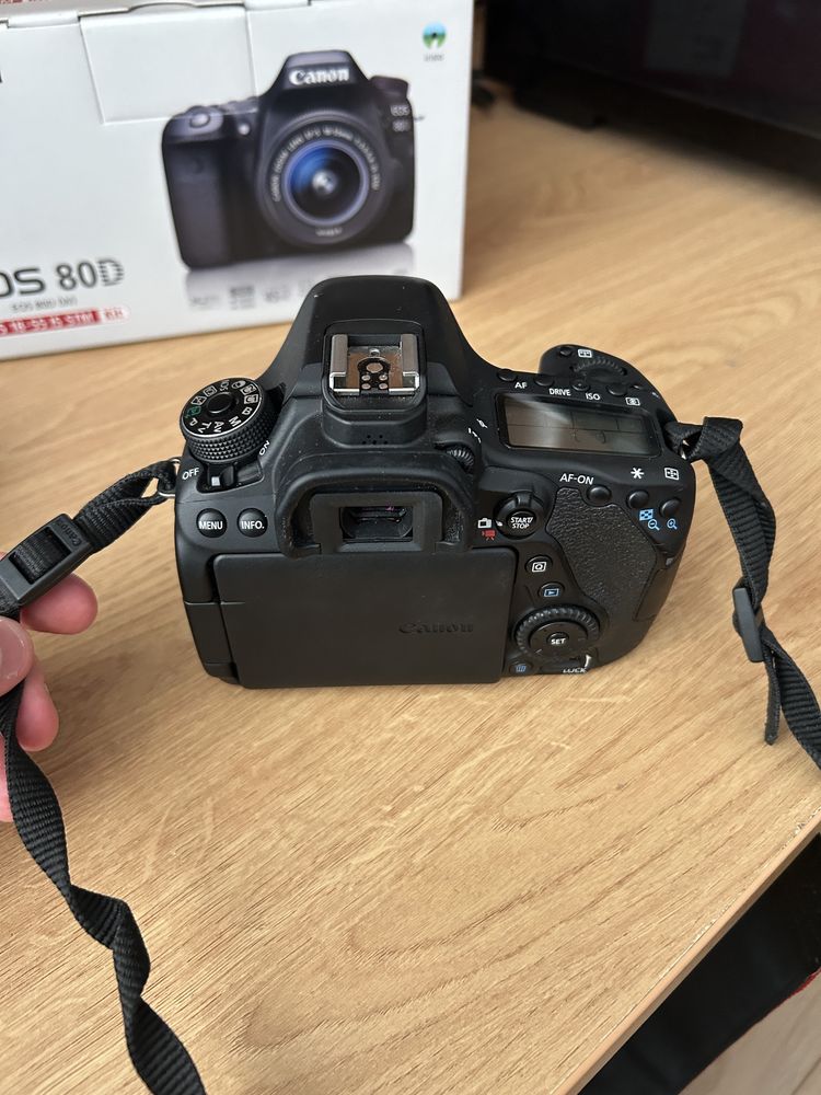 Canon EOS 80d с обектив EF-S 18-55mm