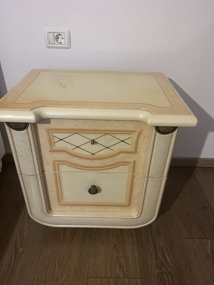 Mobilier cu oglinda din cristal si doua noptiere