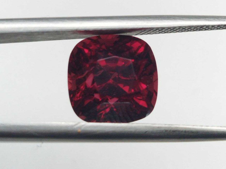 Прекрасен шпинел в топ червен цвят - 2.96Кт.! Сертифициран! НОВ!