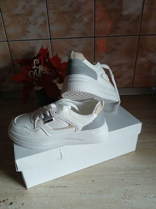 Vând adidasi damă marimea 37 sunt noi 55 lei