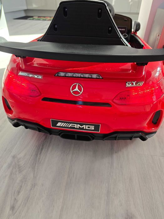 Електрически детски мерцедес, подходяща за деца над 2 години.