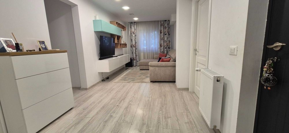 Vand apartament str. Constitutiei,  zona Policlinica 2