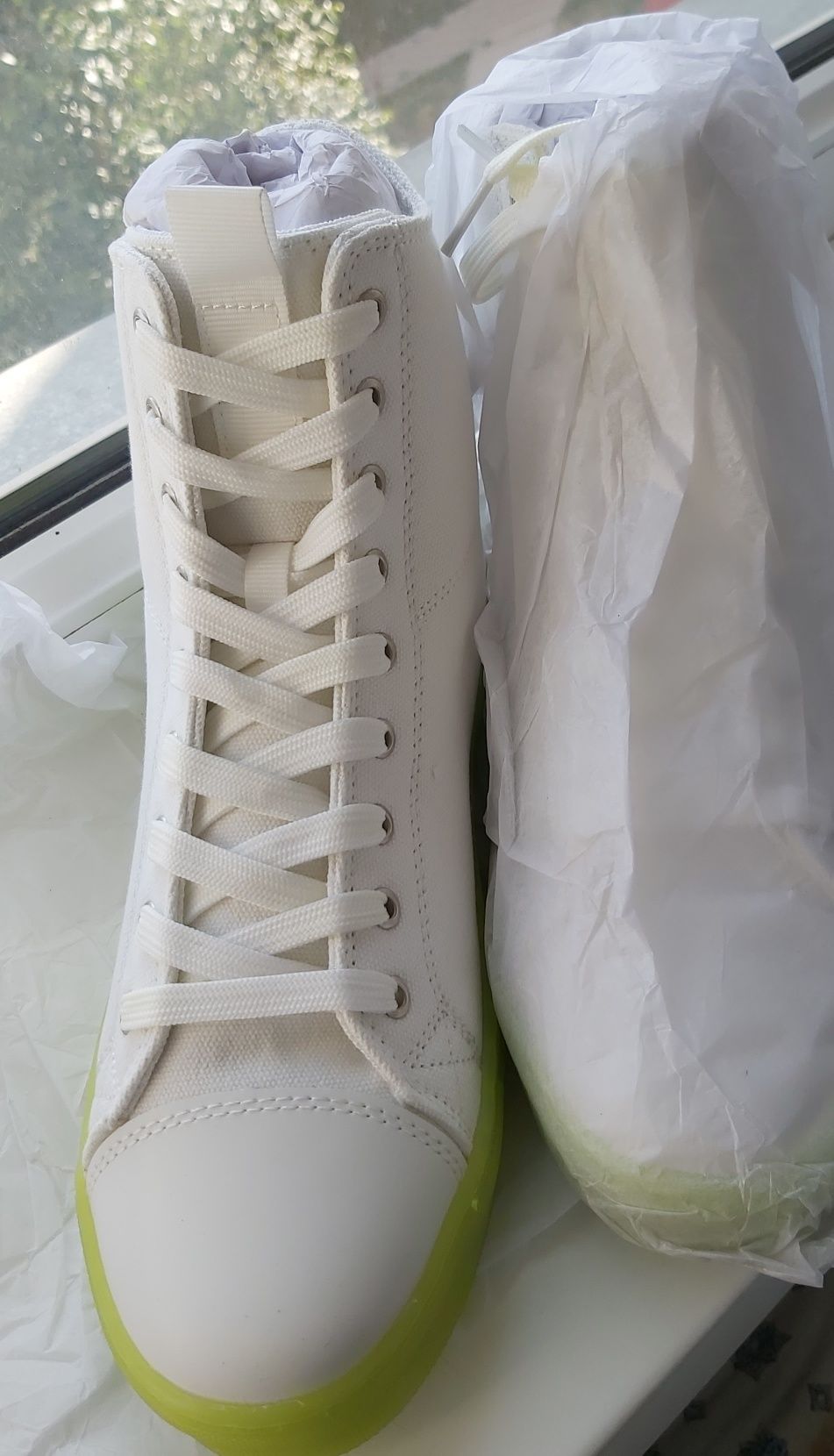 Белые кеды на шнуровке с зеленой прозрачной подошвой ASOS DESIGN