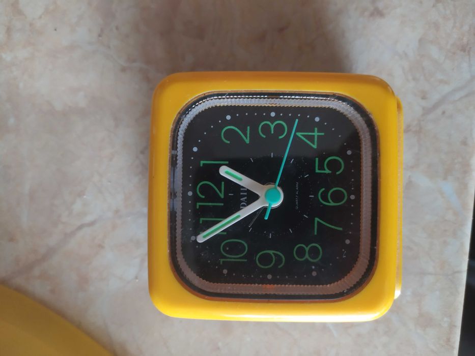 Будилници с часовник и стенен часовник