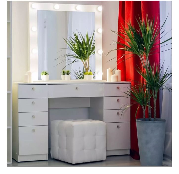 Туалетный столик Алматы. Столик для косметики с ящиками.